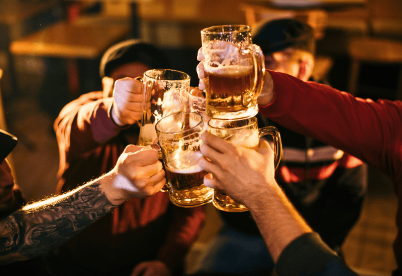 Proosten met bier in een proeflokaal
